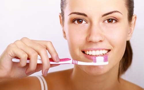 Dùng bàn chải đánh răng với người bị bệnh sùi mào gà có thể lây nhiễm bệnh