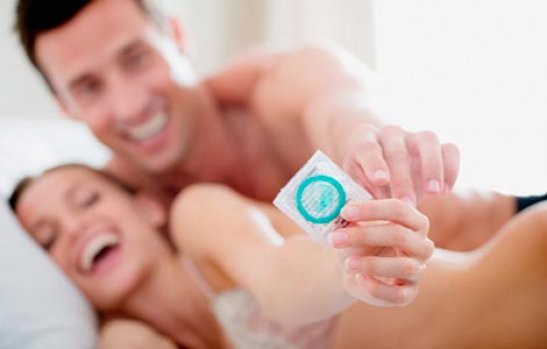 Quan hệ tình dục sử dụng bao cao su để phòng tránh lây nhiễm bệnh sùi mào gà